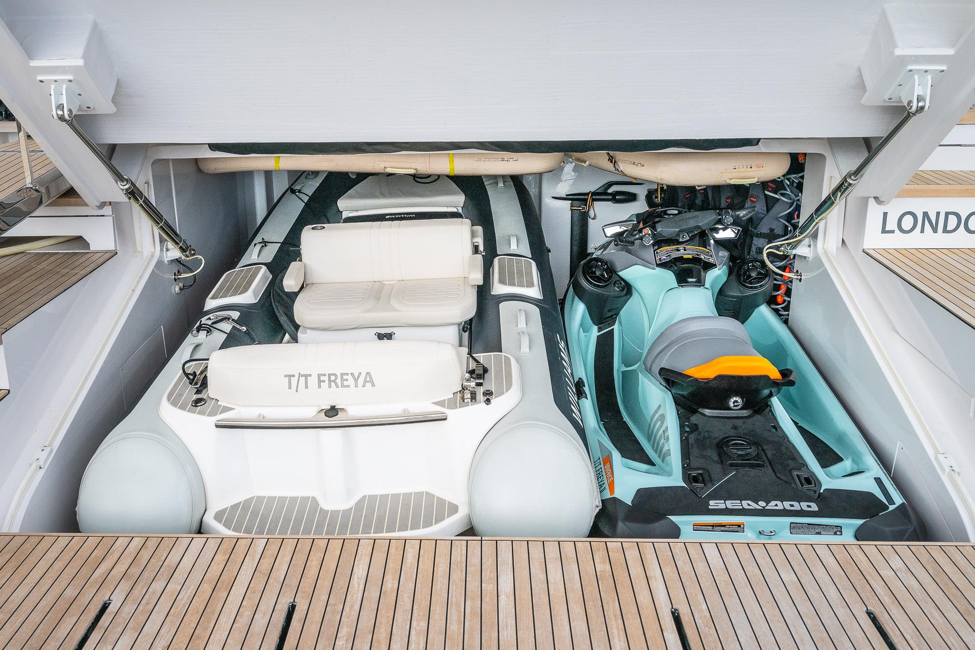 2025 FERRETTI YACHTS 1000 